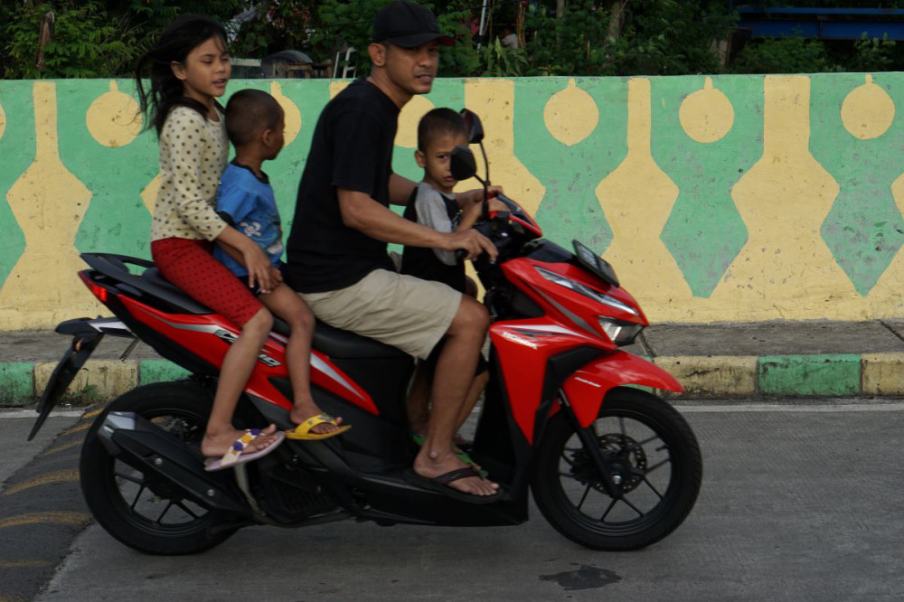 Familienausflug am Motorrad in West Jakarta &copy; Sophia Huber/MEINPLAN.at